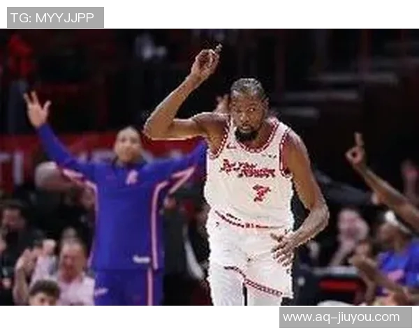 小卡特称赞泰厄斯琼斯为理想控卫强调其卓越沟通能力和团队价值