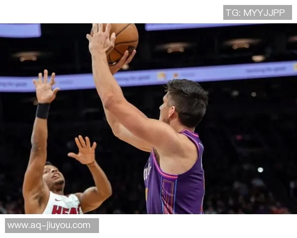 乐福替补表现出色13投7中三分3中8贡献17分并积极防守送出3次封盖