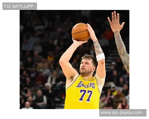 东契奇背打博格丹遭遇撞击疑似小腿受伤引发关注